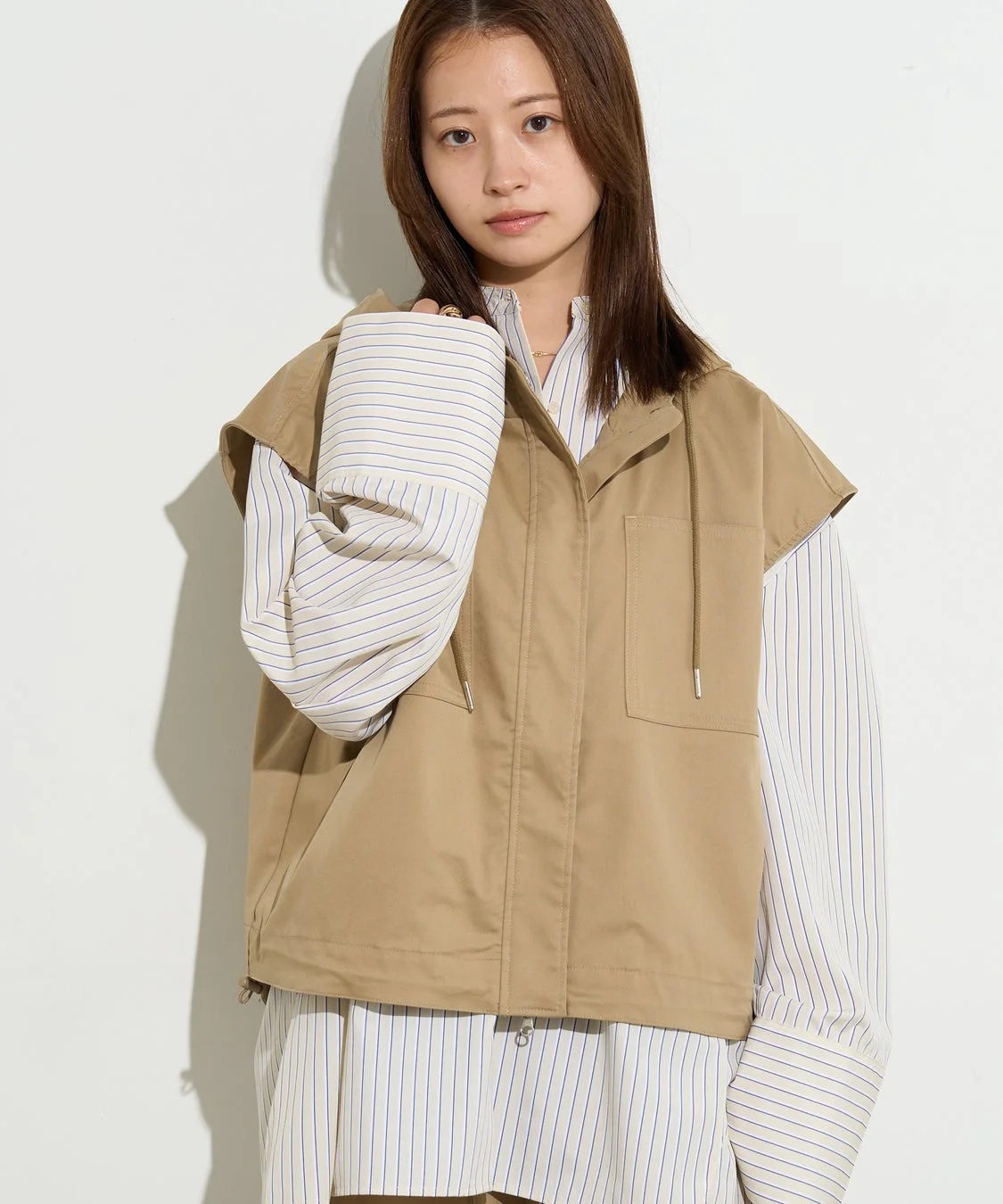 B-DAY STORE フーディーベストを着用した女性モデル