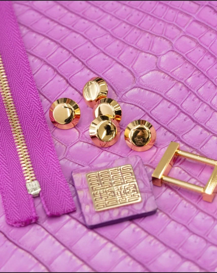紫色のクロコダイル柄の素材と金具