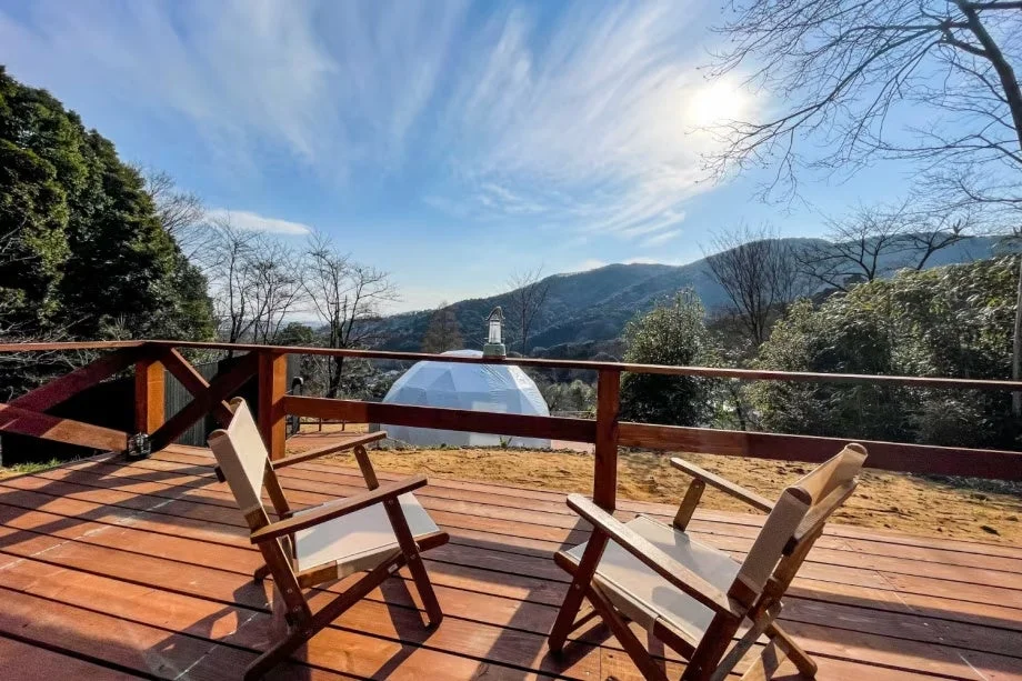 客室のウッドデッキとドームテント