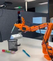 ロボットアームがペンを操作