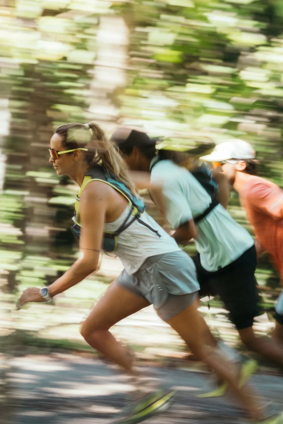 森を走るランナー