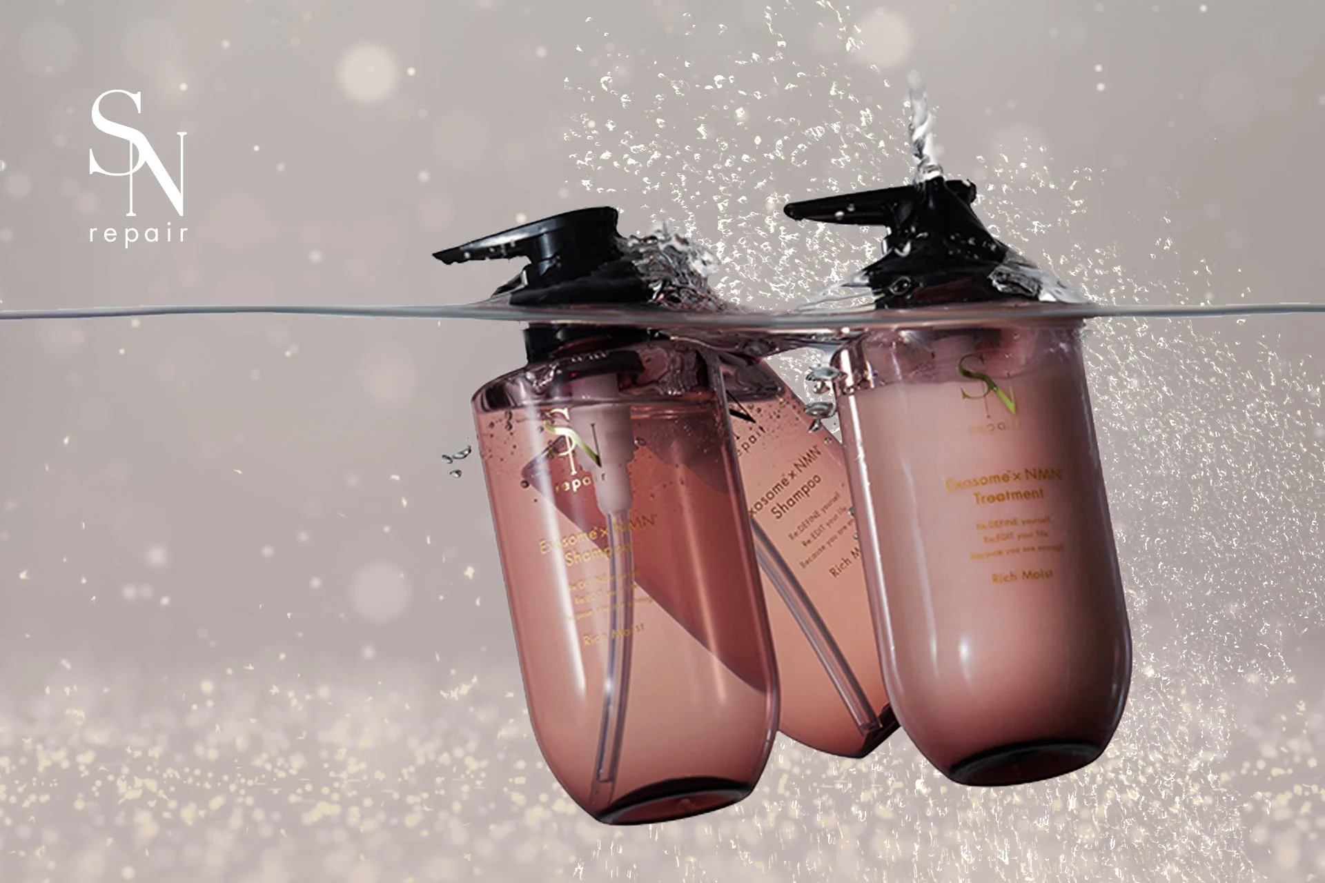 水面に浮かぶ2本のシャンプーとトリートメントのボトル