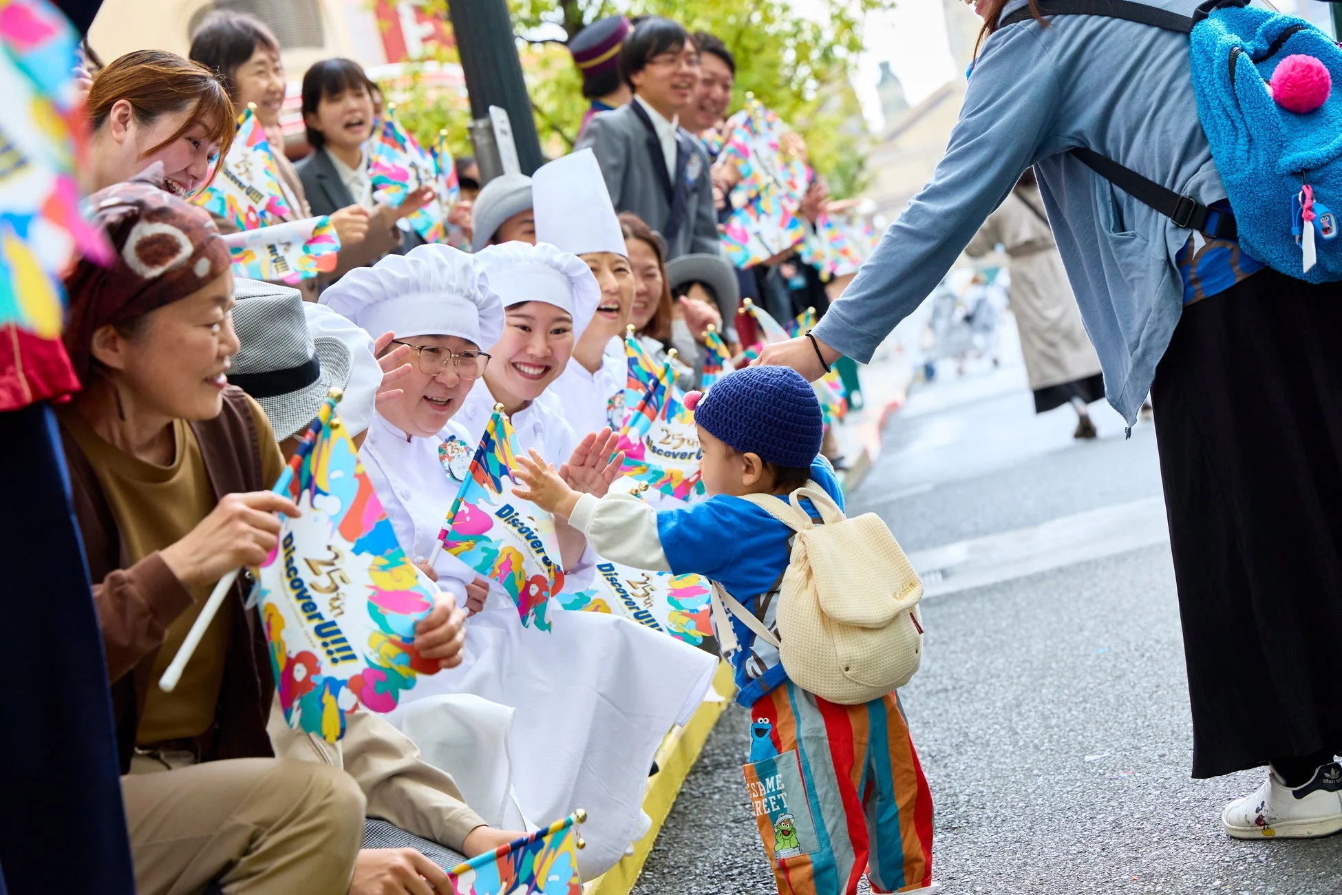 セサミストリートのキャラクターと交流するゲスト