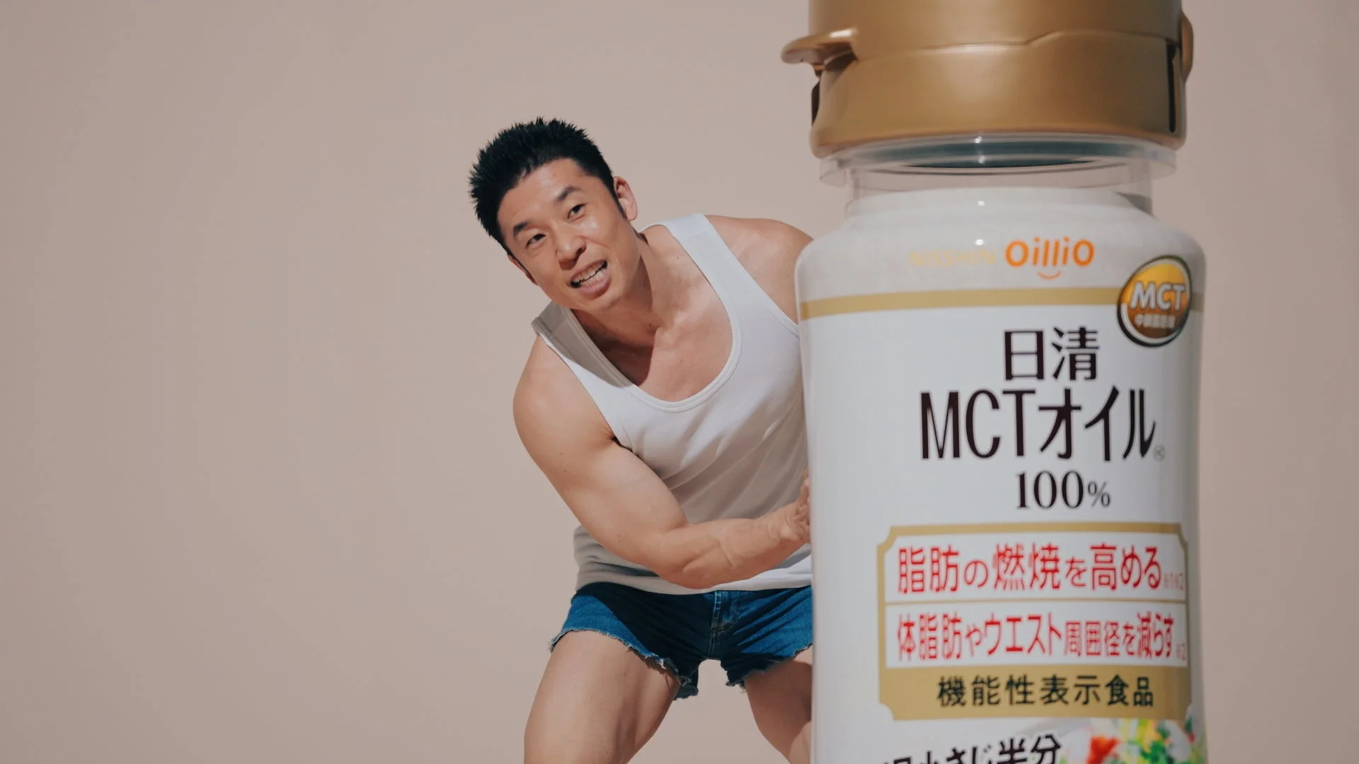 巨大ボトルから顔を出すなかやまきんに君さん