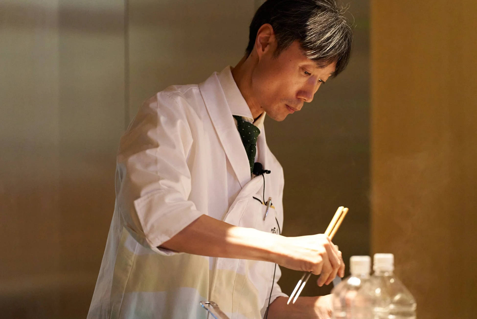 調理中のシェフ