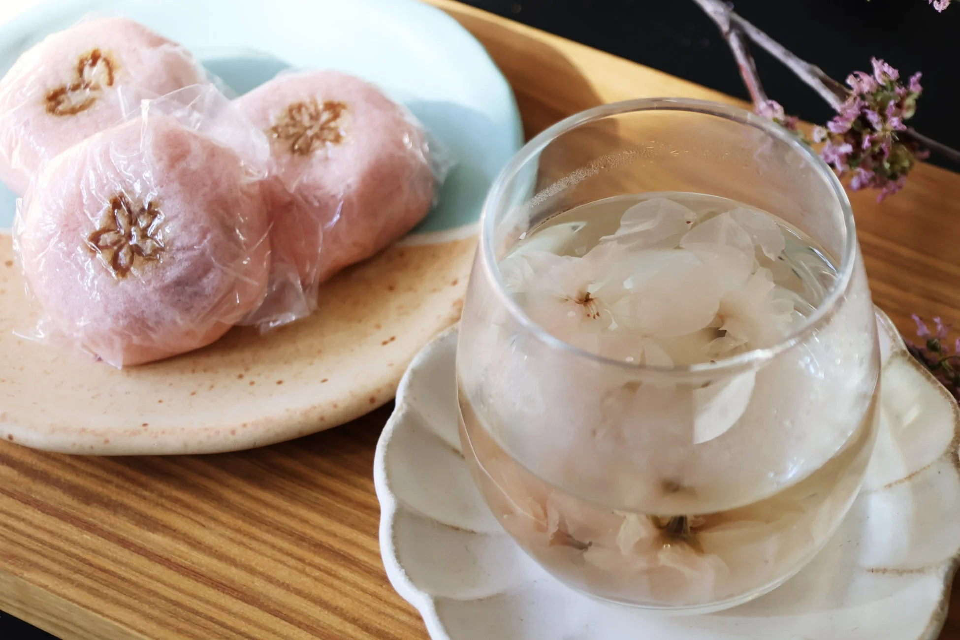 和菓子と桜茶
