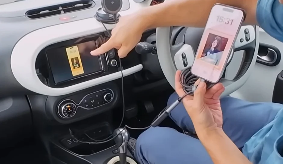 車内でスマートフォンとインフォテインメントシステムを連携させる様子