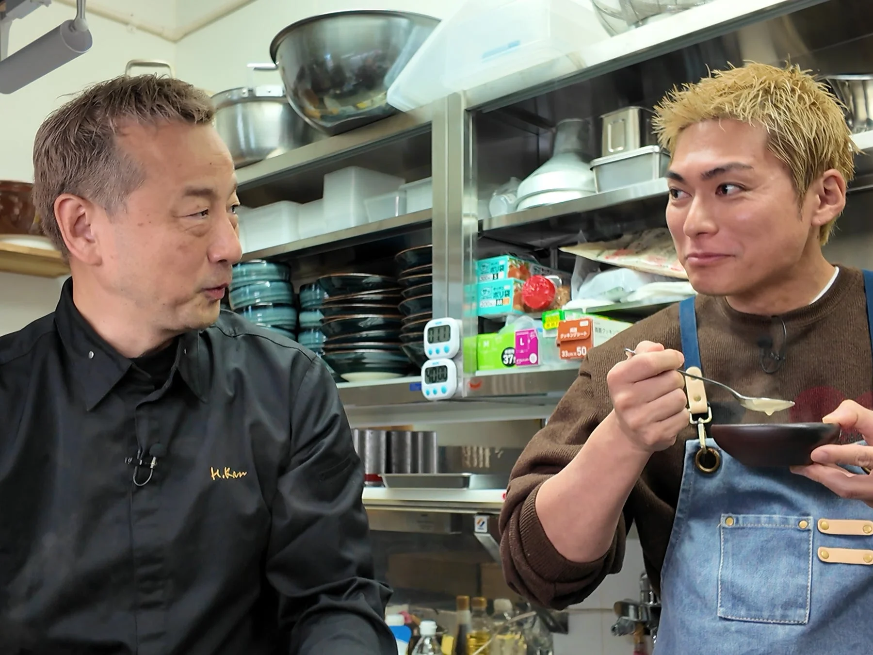 厨房で料理を試食する男性たち