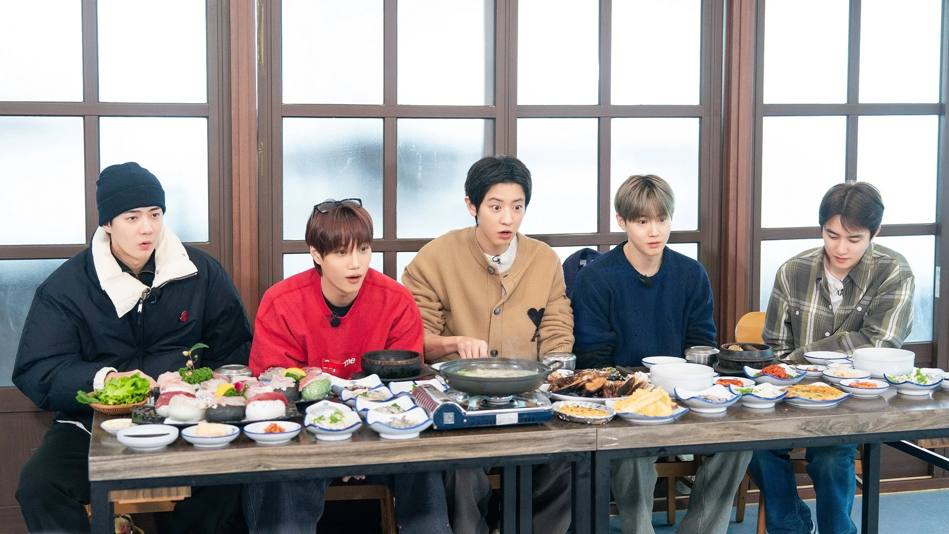 食事中のEXOメンバー
