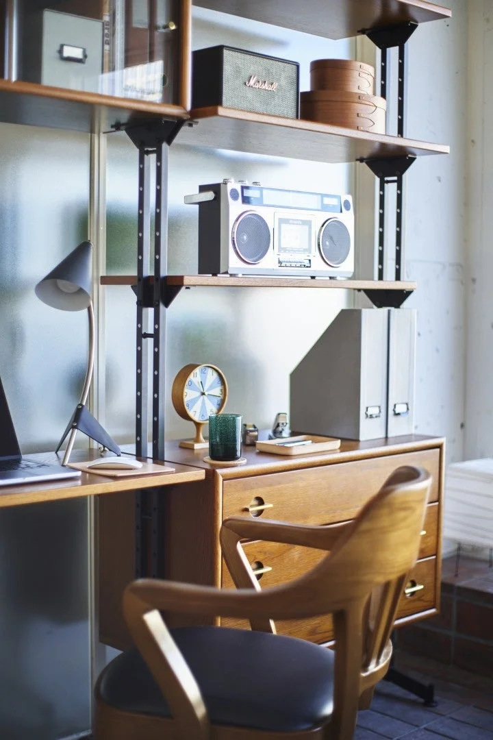 書斎、ワークスペース、デスク、棚、スピーカー、ラジカセ、椅子、照明、時計、レトロ、モダン、整理整頓、インテリア、木製家具