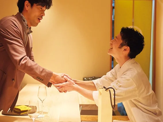 レストランでの握手