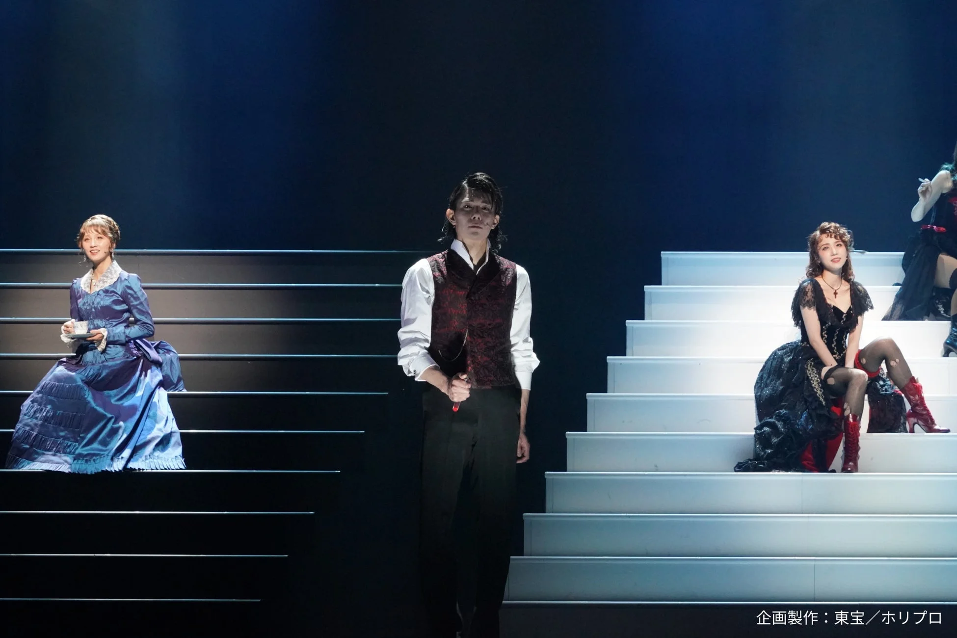 舞台セットとキャストの様子