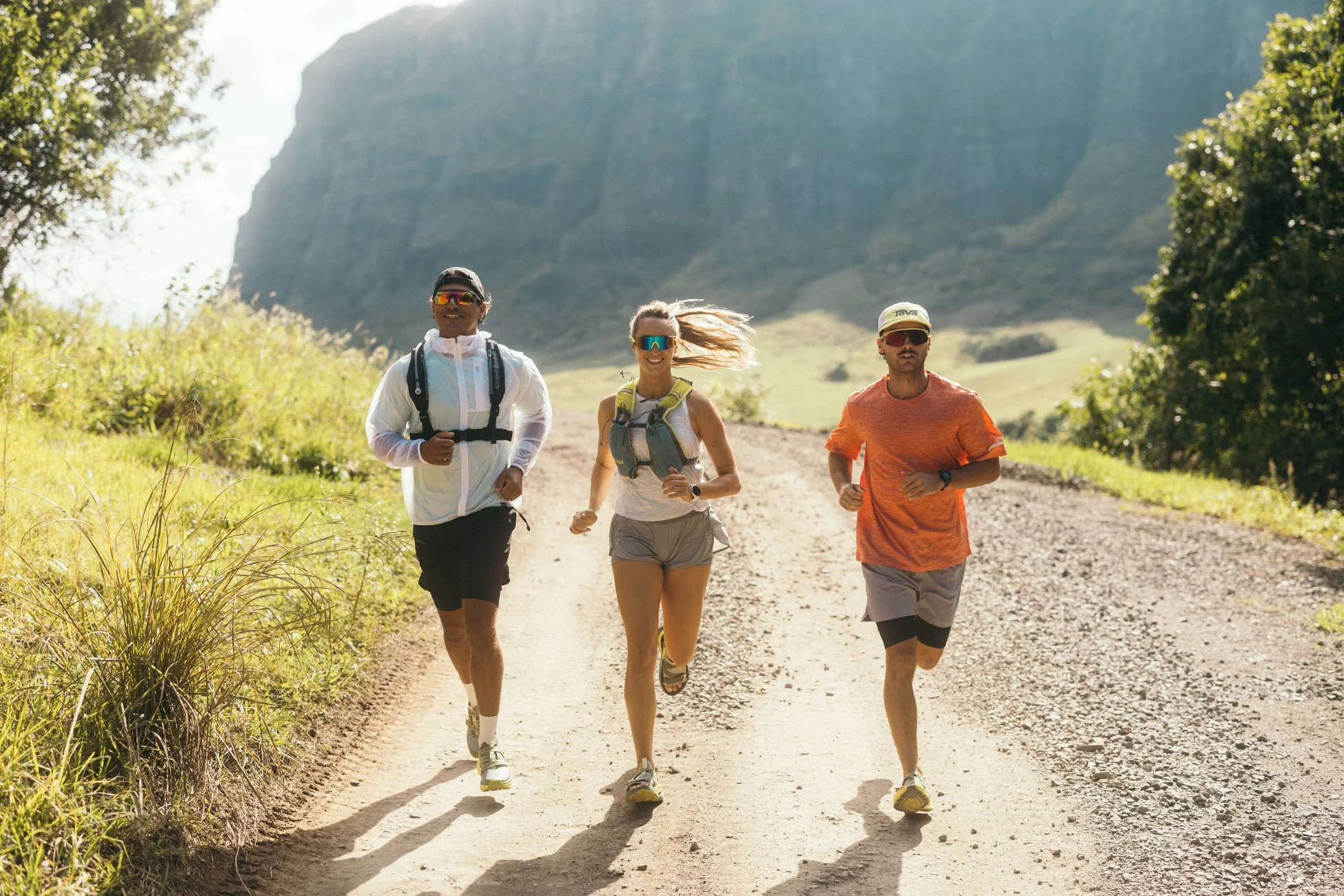 山を背景にランニングする男女