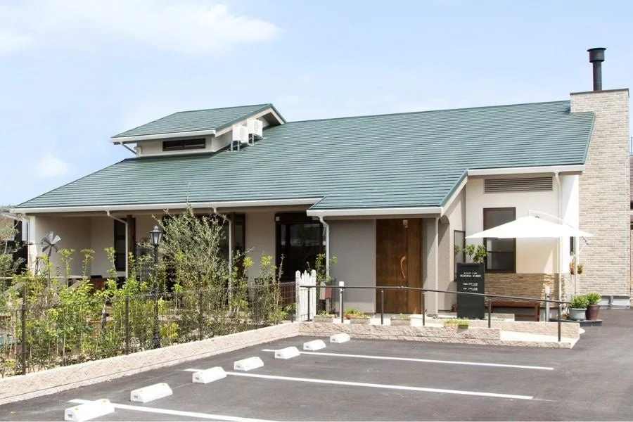 緑の屋根が特徴的なモダンな店舗外観