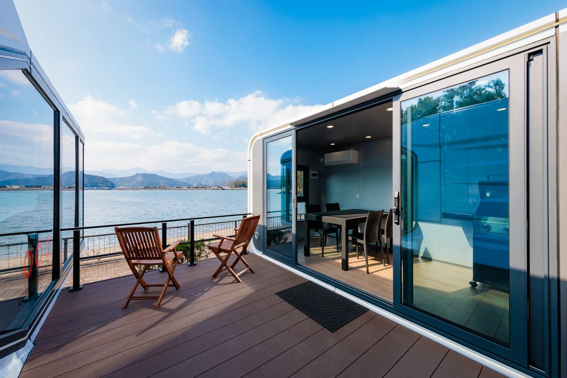 水辺に建つモダンな建物のウッドデッキ