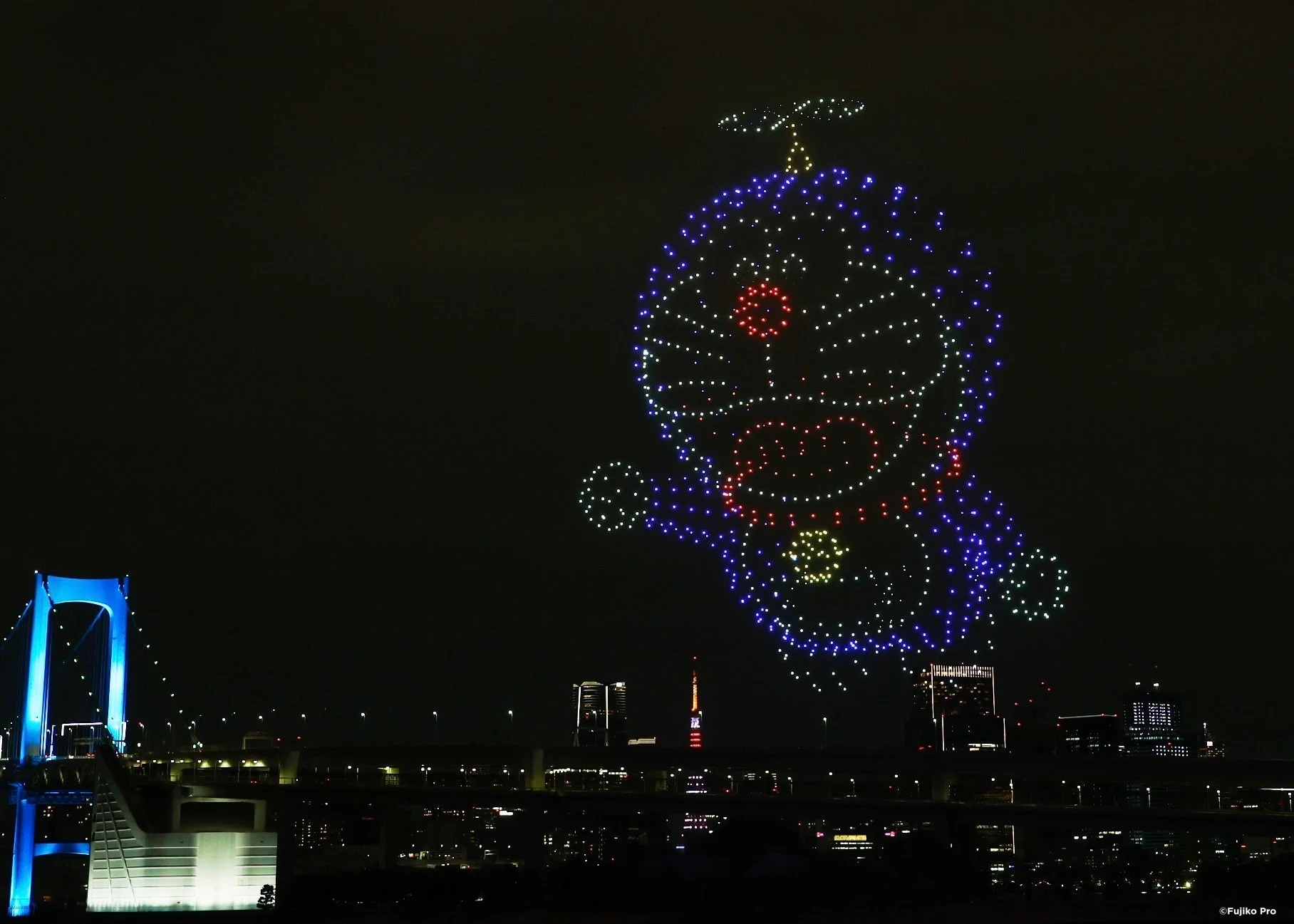 ドローンショー 巨大ドラえもん