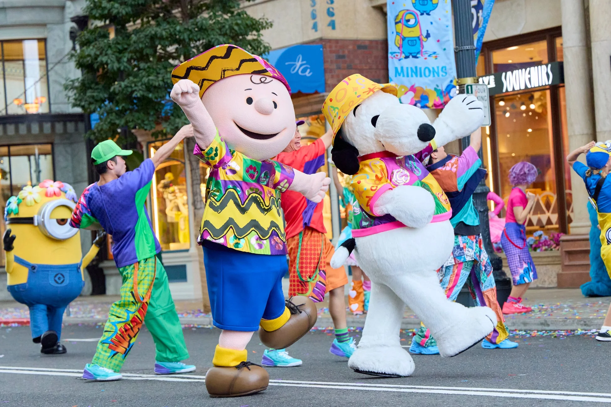 パークのキャラクターたちによるパレード