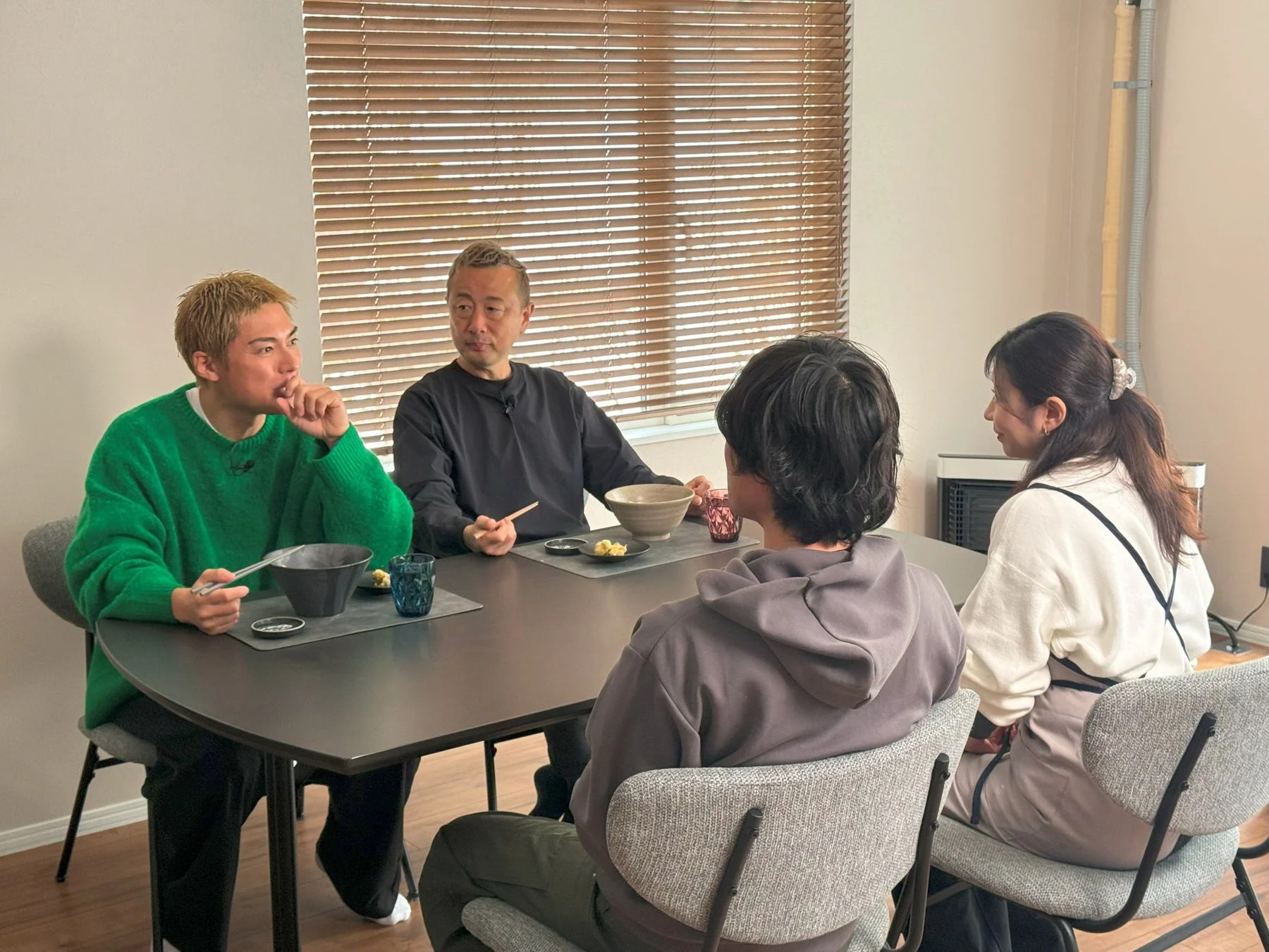 テーブルを囲み会話を楽しむ人々