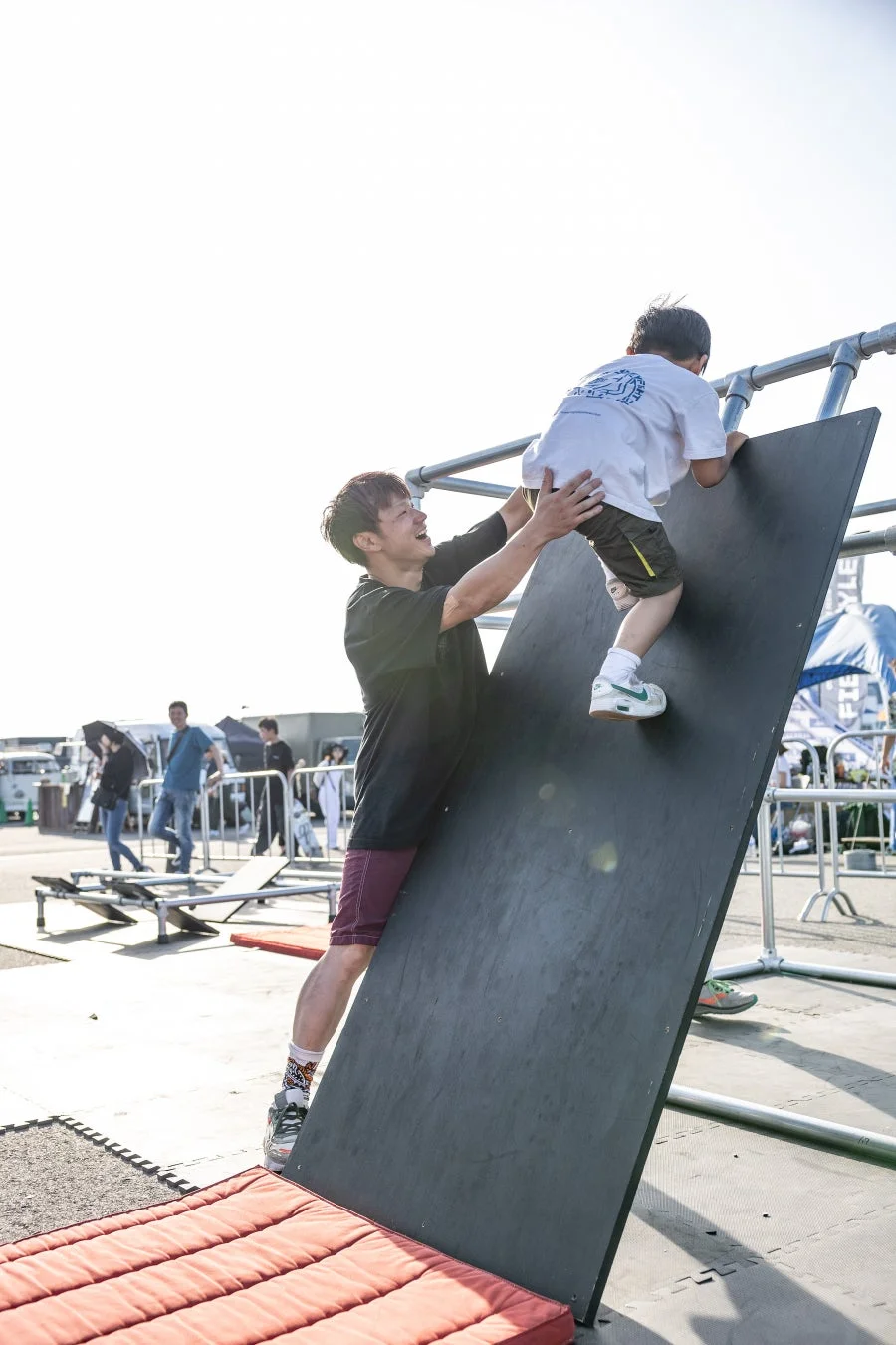 親子でパルクール体験を楽しむ様子