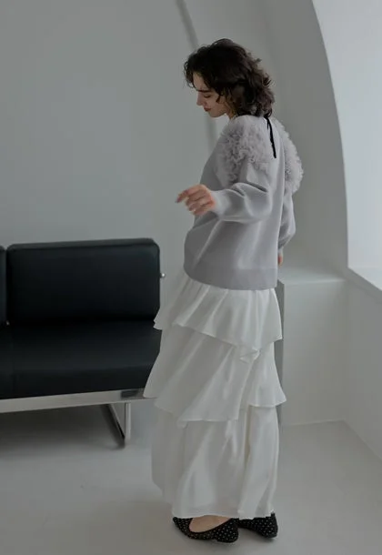 グレーセーターと白いティアードスカートの全身ルック