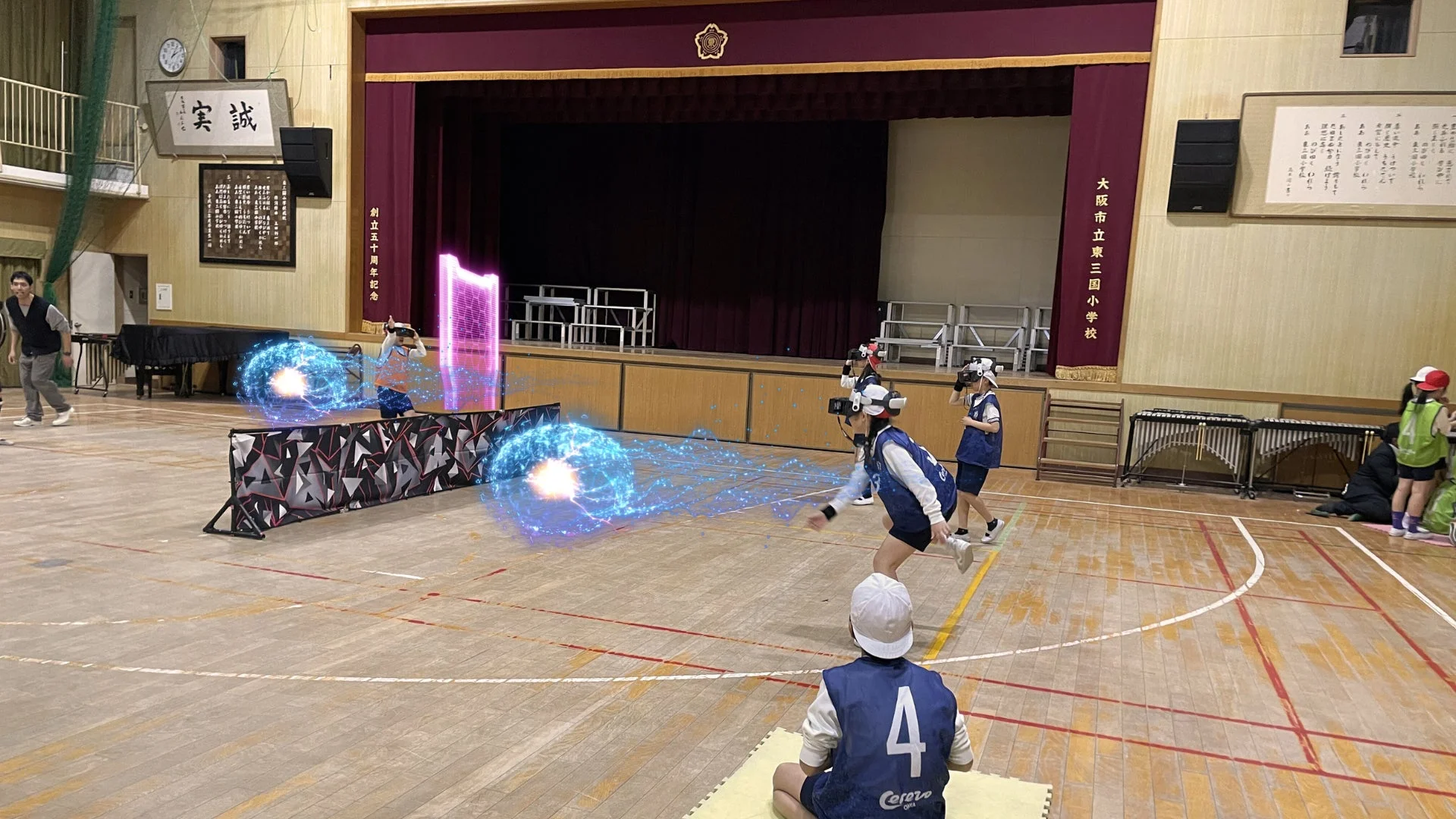 HADOを体験する小学生