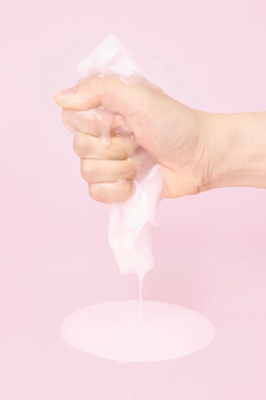 シートマスクを絞る手