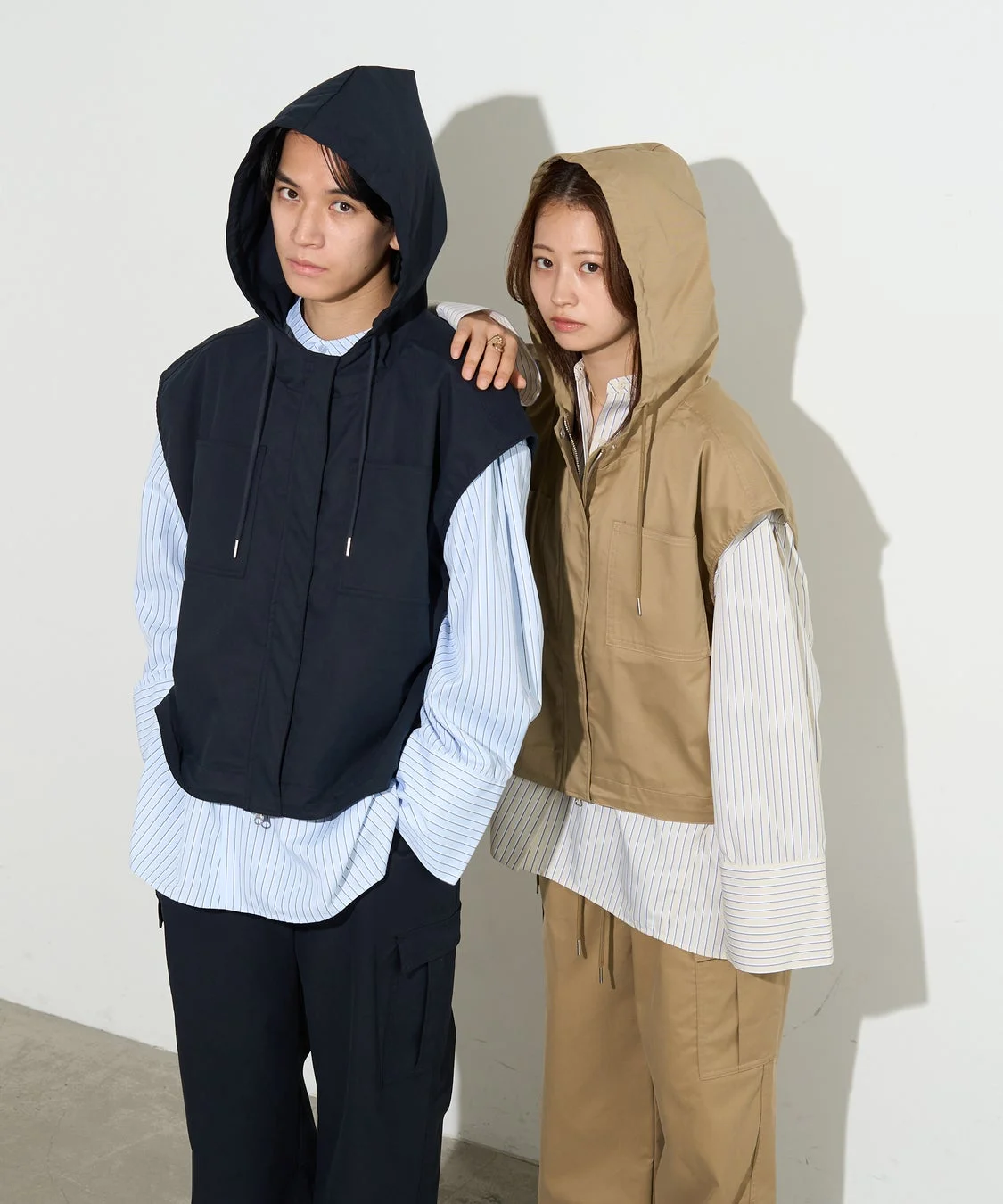 B-DAY STORE フーディーベストを着用したカップルモデル