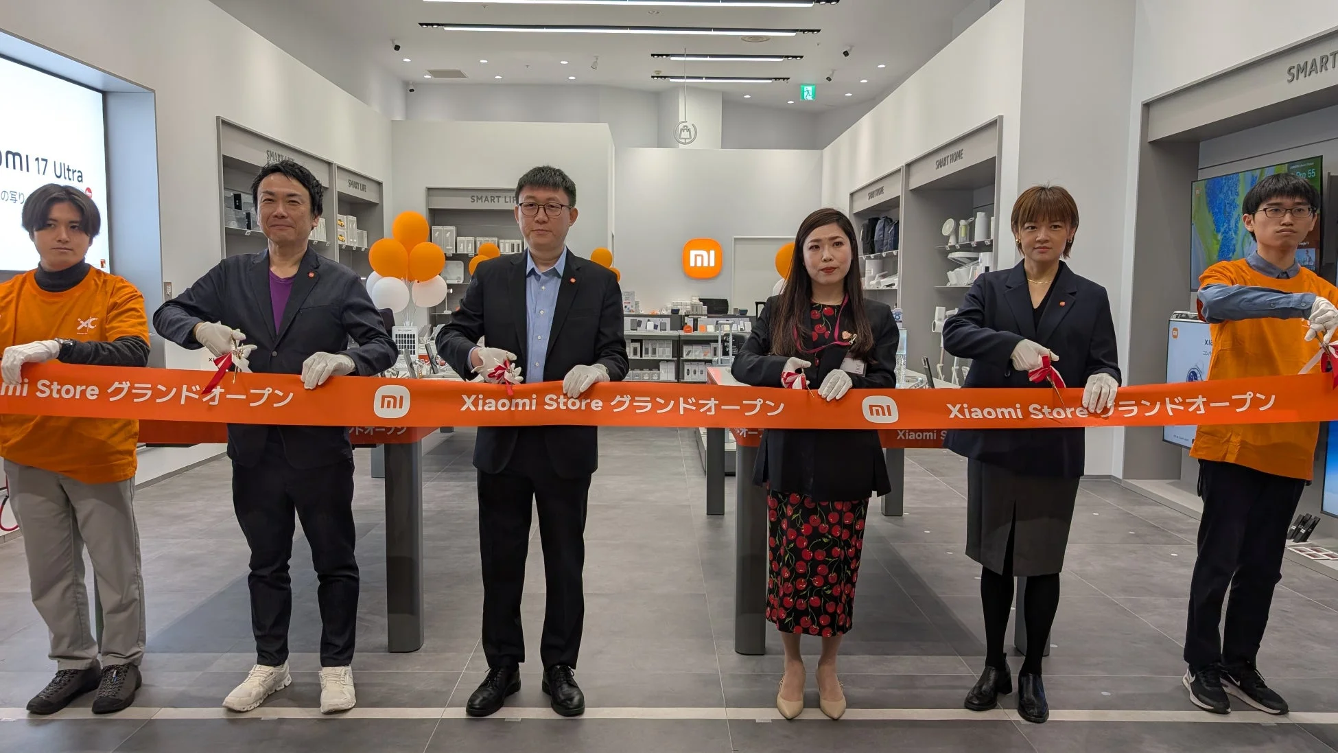 Xiaomi Store グランドオープンセレモニーでリボンカットが行われる様子