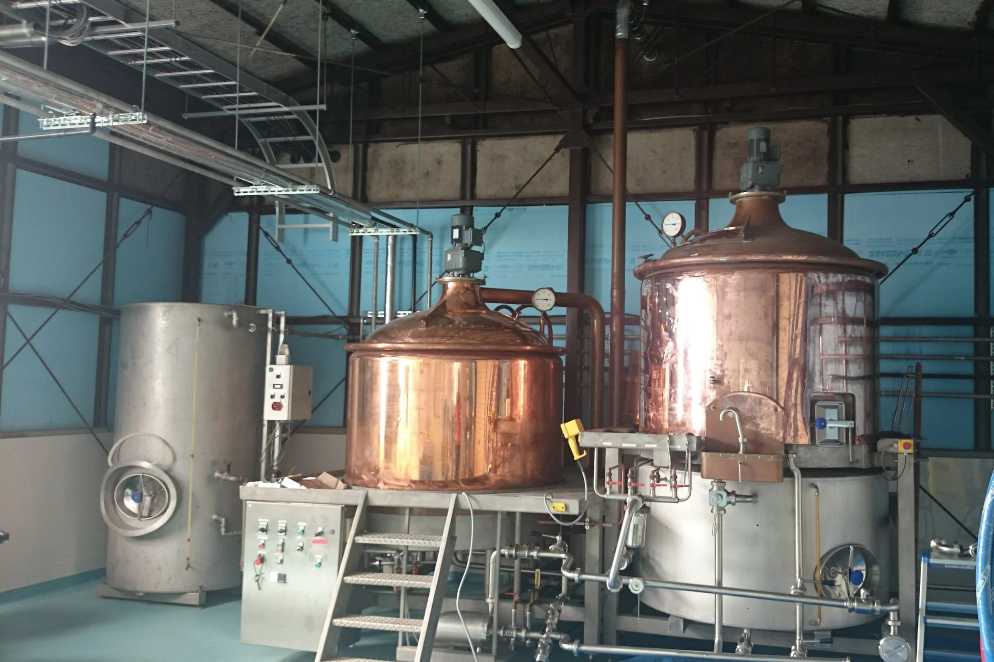 醸造所内部の銅製タンク