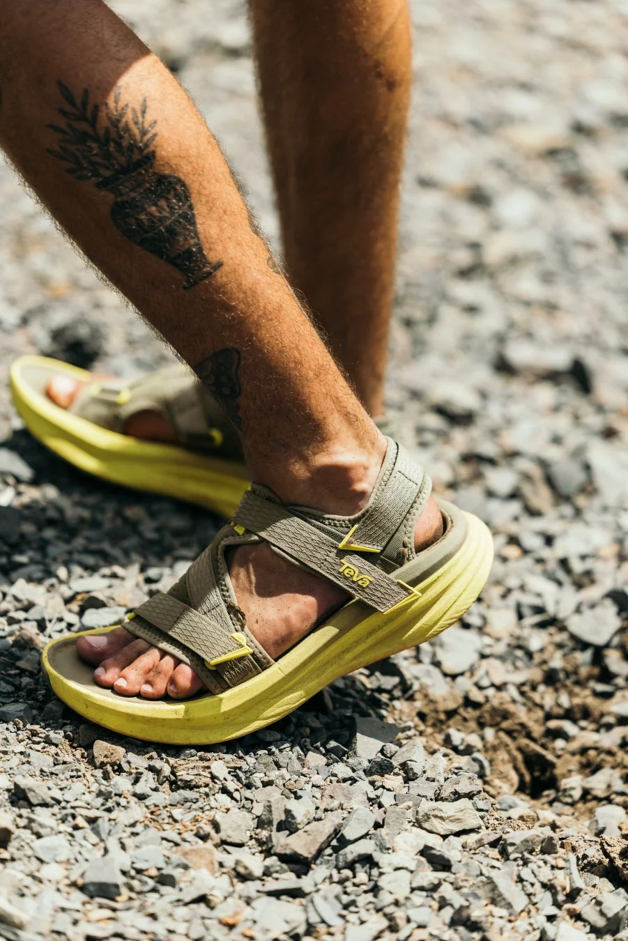 砂利道のサンダル