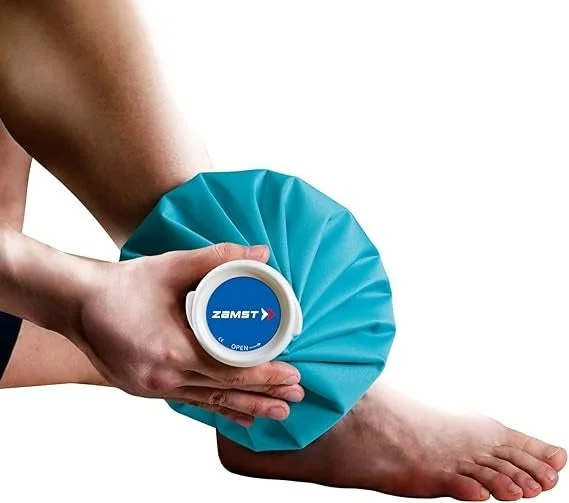 足首をアイシングする様子