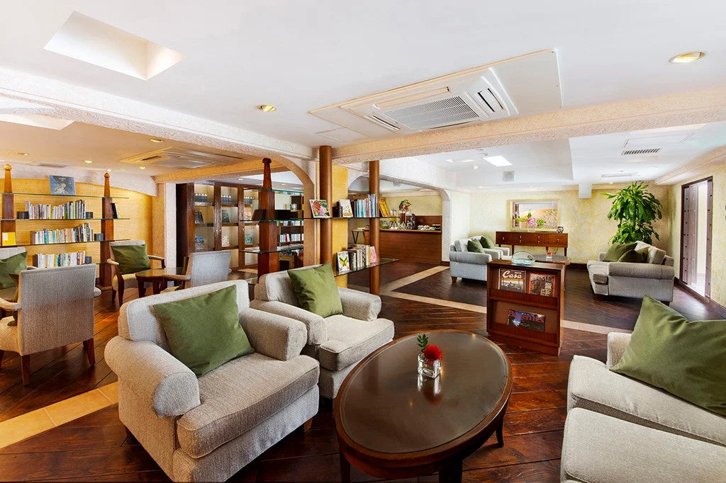 書籍が並ぶラウンジスペース