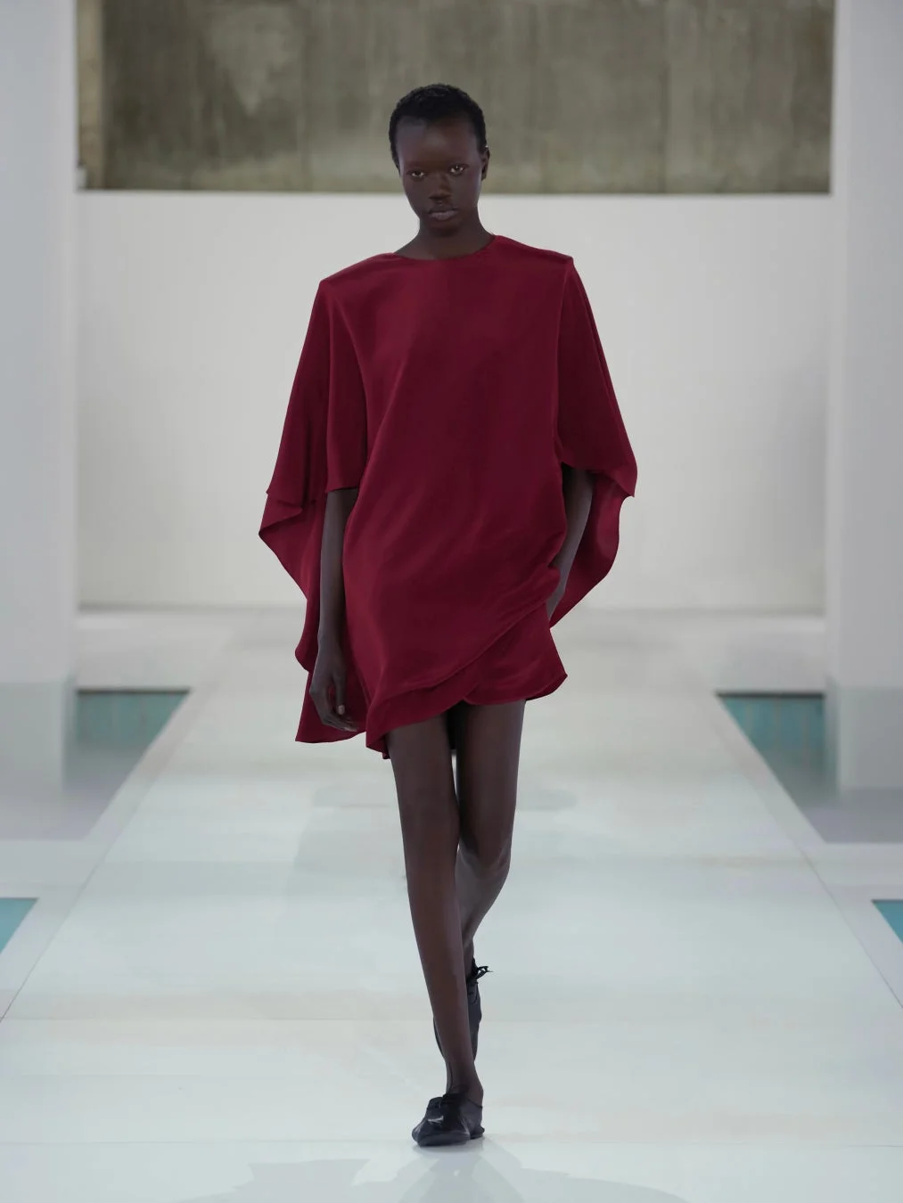 COS SS2026コレクションのウィメンズルック