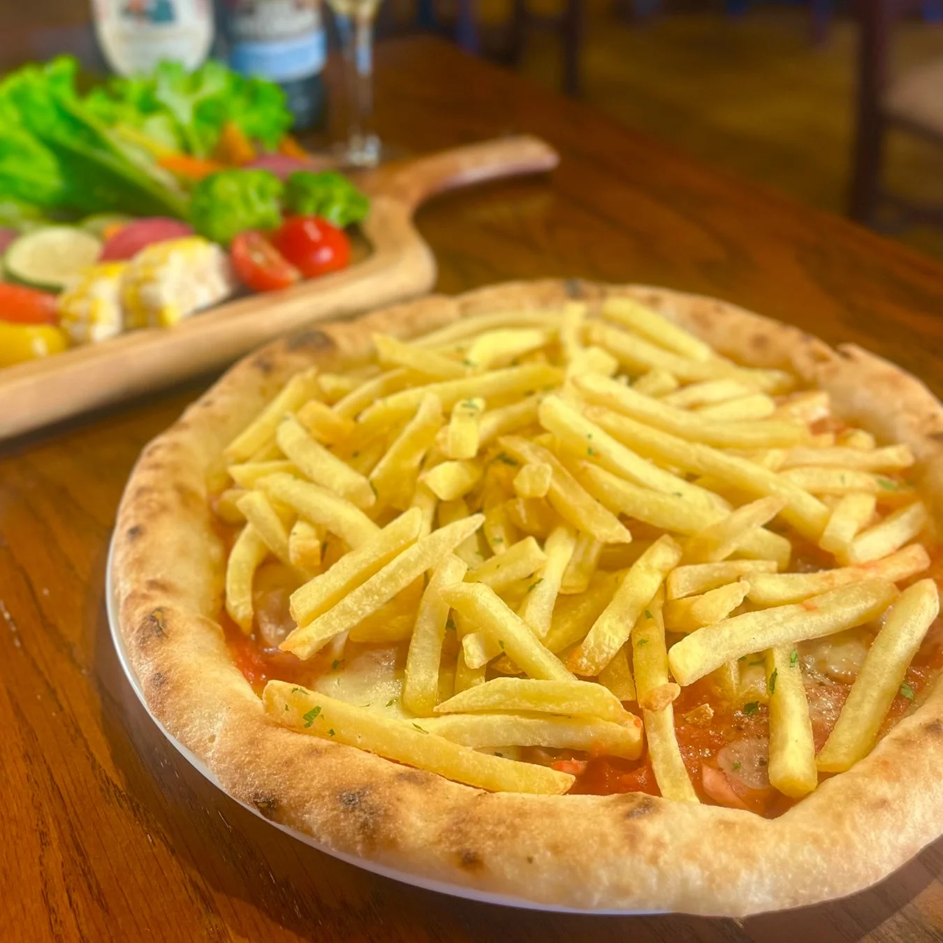 フライドポテトがトッピングされたピザ