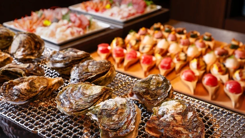新鮮な牡蠣が並ぶ豪華なシーフードビュッフェ