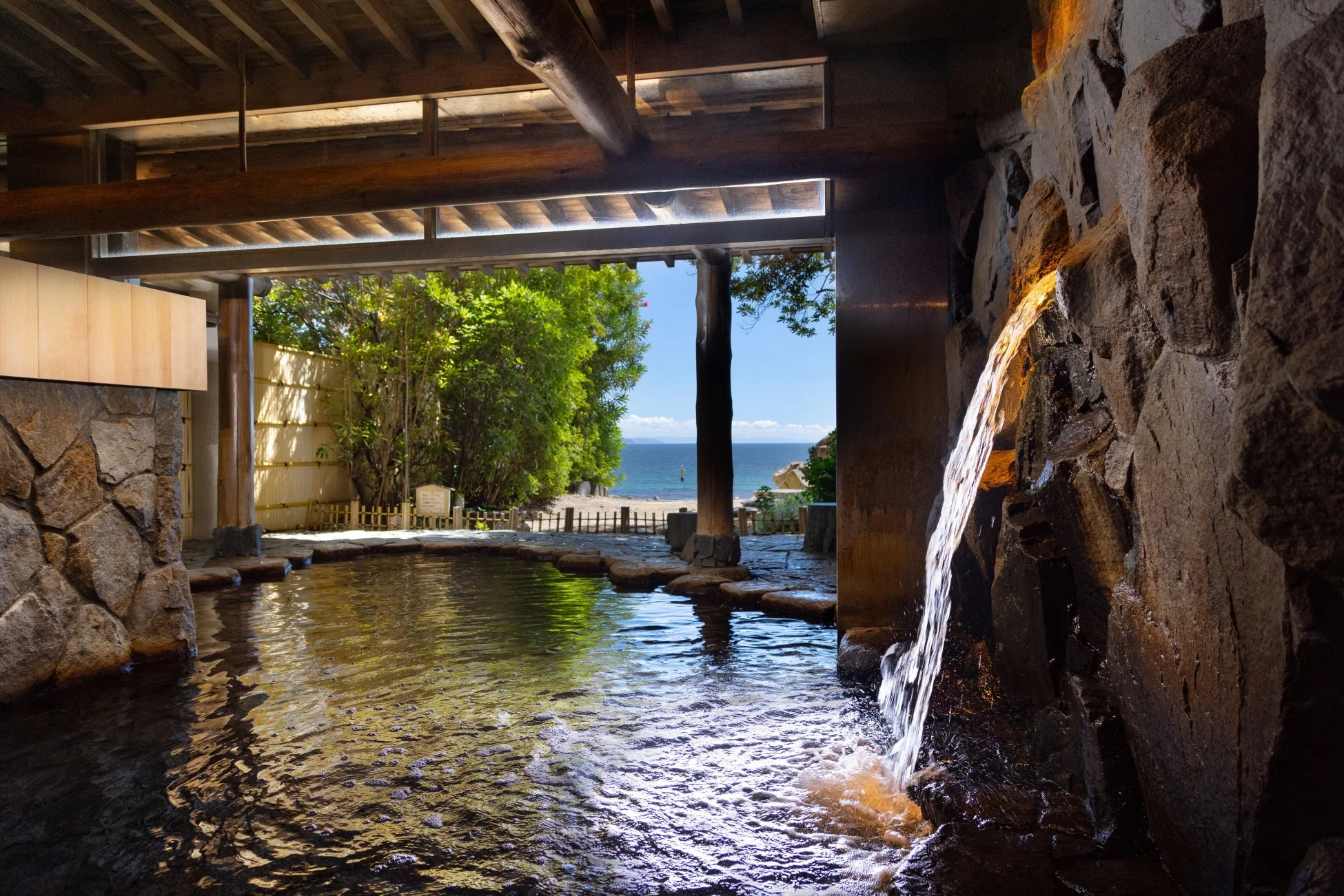 海を見晴らす露天風呂