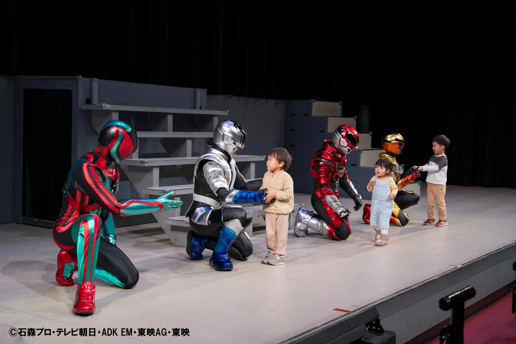 ステージで子供たちと交流するヒーローたち