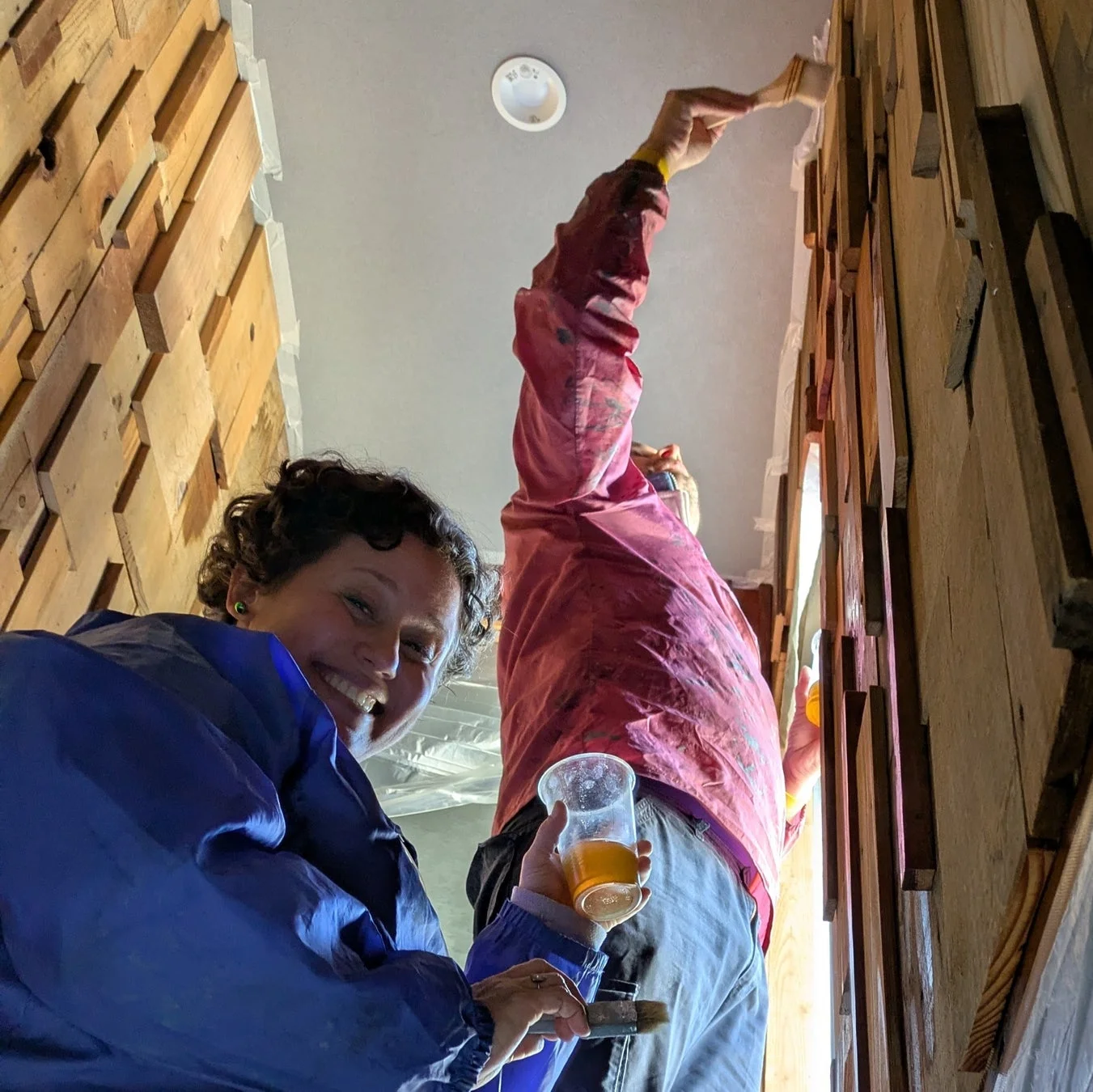 ボランティアによる塗装作業