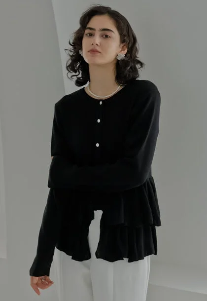 黒ティアードカーディガンと白パンツのルック