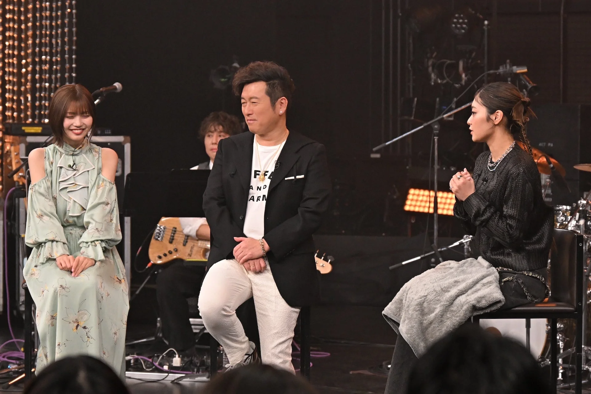 ステージ上で談笑するMCとゲスト