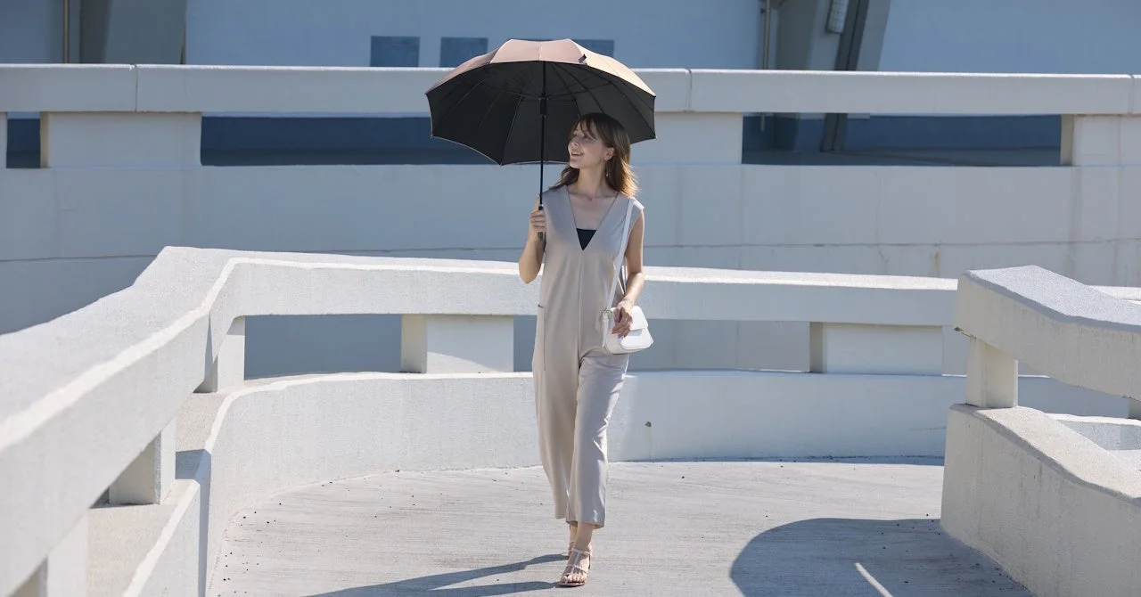 日傘をさして歩く女性