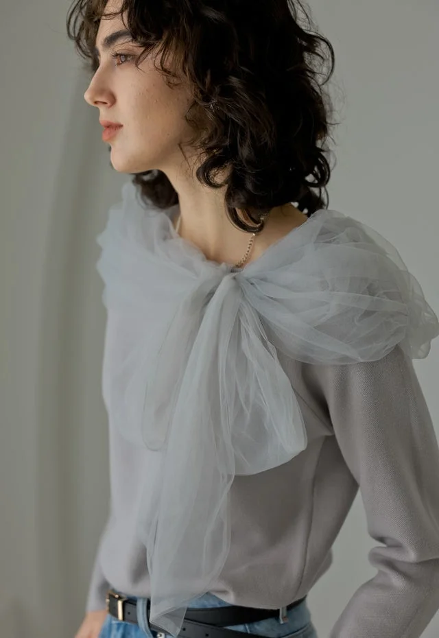 グレーニットとチュールトップスのポートレート