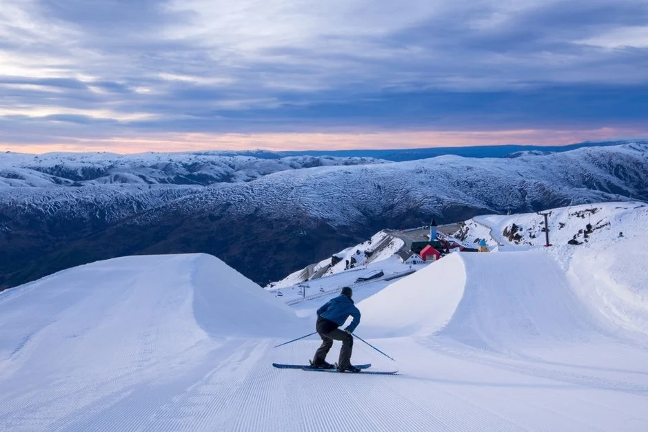 スキーヤーと雪山