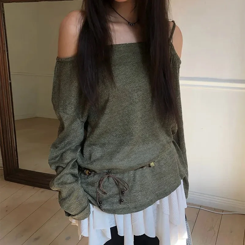 緑色のオフショルダートップスと白いレイヤードスカートを着用した女性