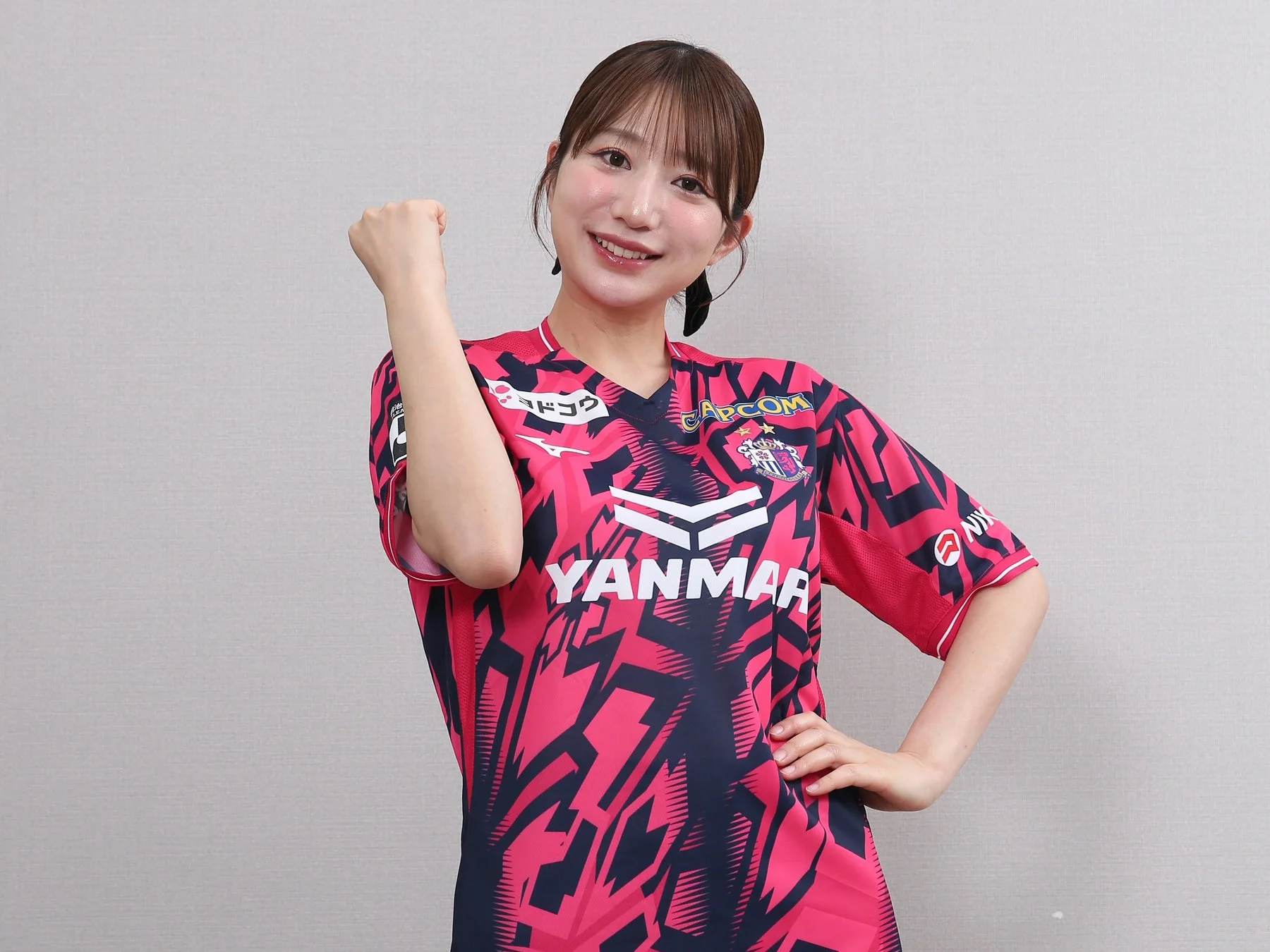 セレッソ大阪のユニフォームを着用し応援ポーズをとる池田愛恵里さん