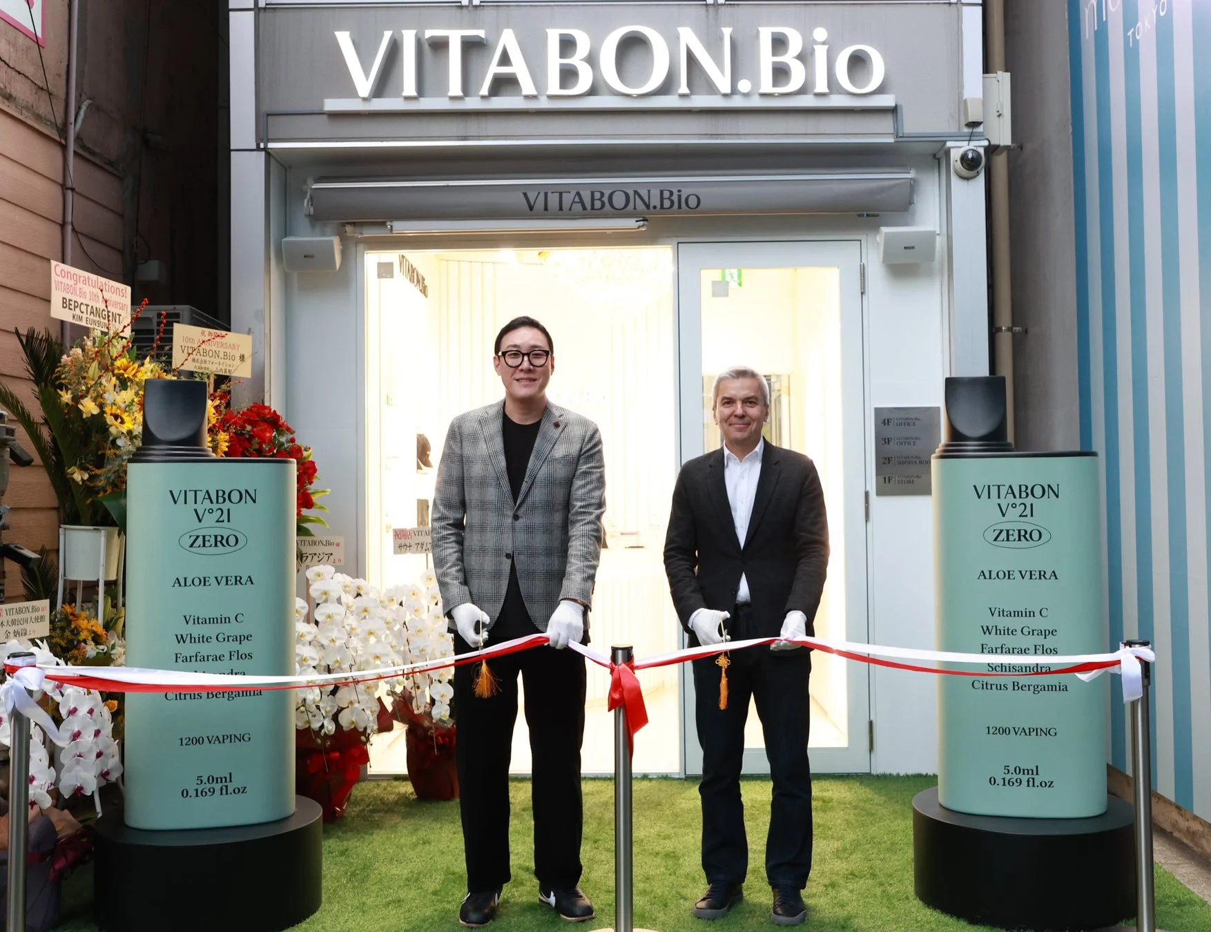 VITABON Bioのオープニングセレモニーでテープカットを行う様子