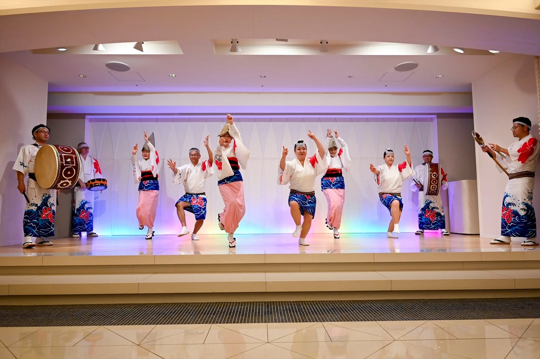 舞台上で阿波踊りを披露する様子