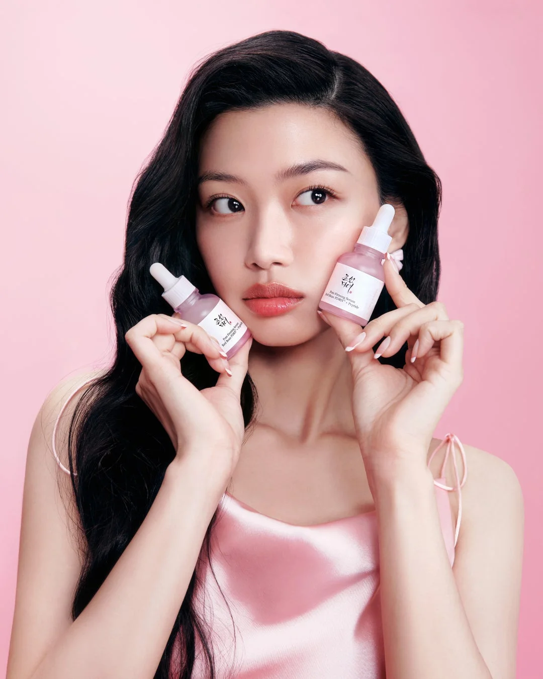 製品ボトルを持つ女性モデル