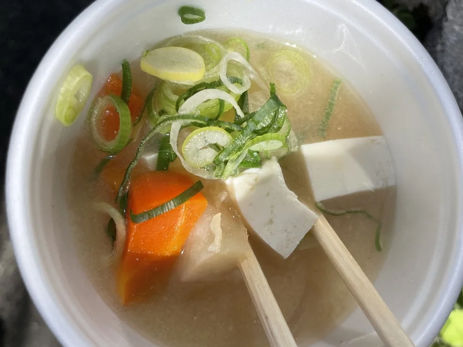 豆腐、人参、長ネギが具材として豊富に入った味噌汁