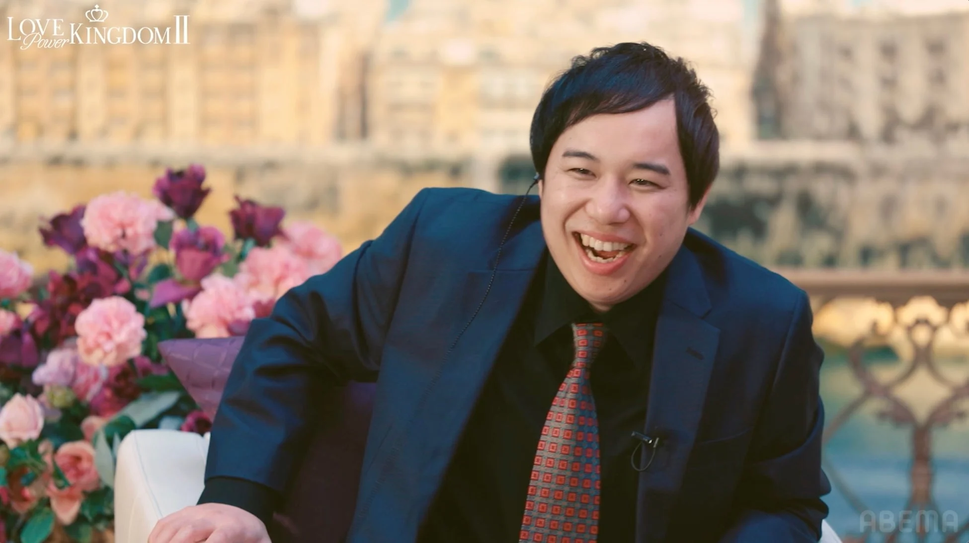 スーツの男性が笑顔